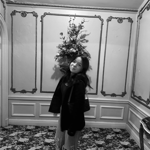 Profile Picture of Aivee Sandbothe (@aiveesandbothe) on Poshmark