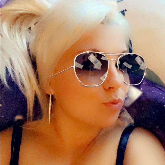 Profile Picture of Amber Tolbert (@ambeezy8916) on Poshmark