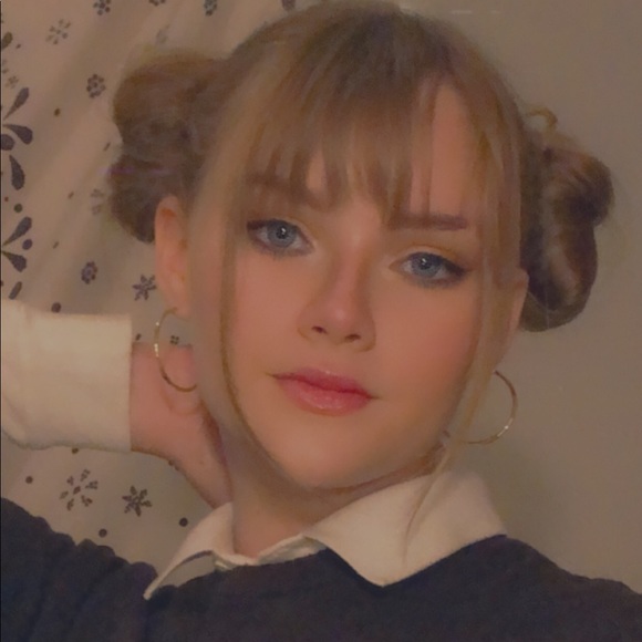 Profile Picture of Alexan Poreda (@alexanporeda) on Poshmark