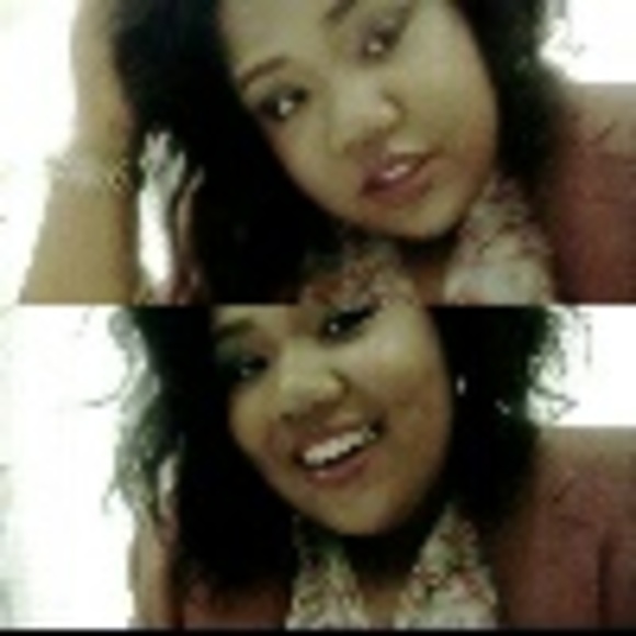 Profile Picture of Essence Marchbanks (@essencelaray) on Poshmark