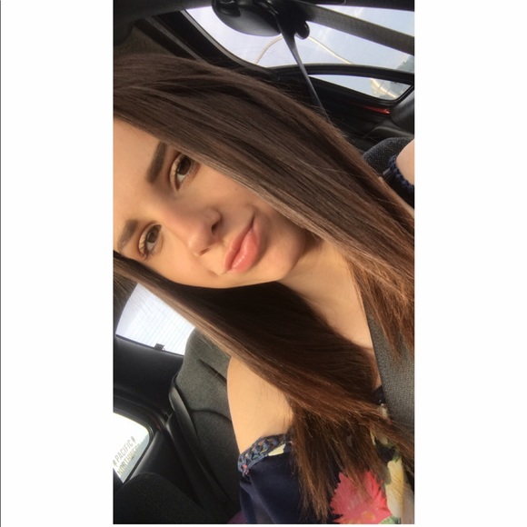 Profile Picture of Emily Bates (@emilylynn_01) on Poshmark