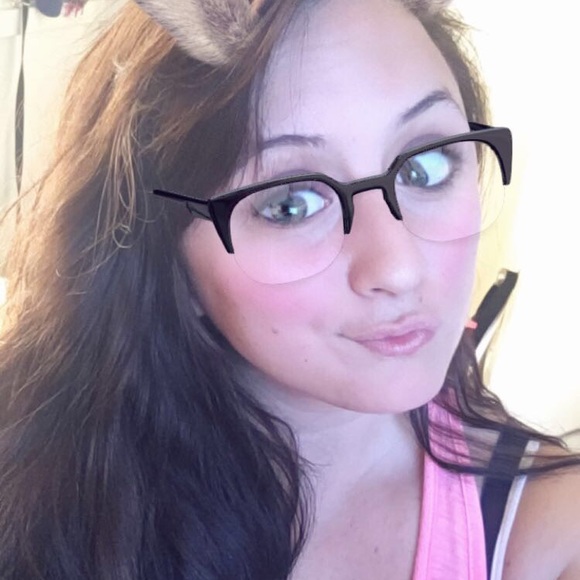 Profile Picture of Lauren Havlicek (@lhav90) on Poshmark