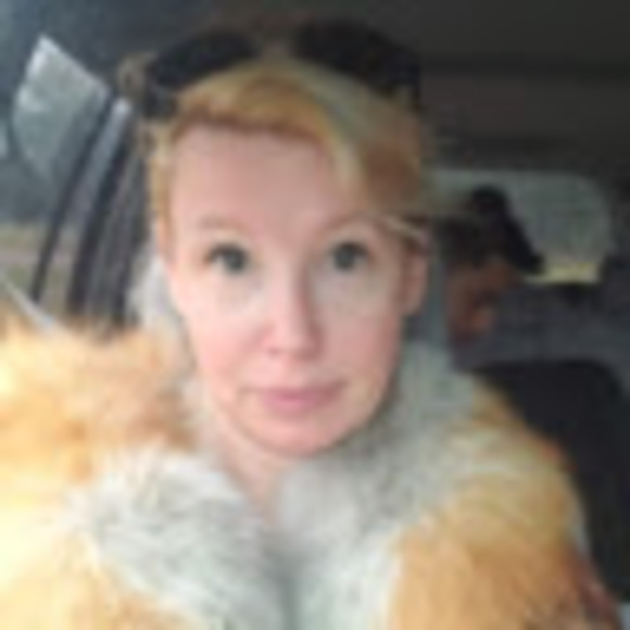 Profile Picture of Julia Becker (@julia3476) on Poshmark
