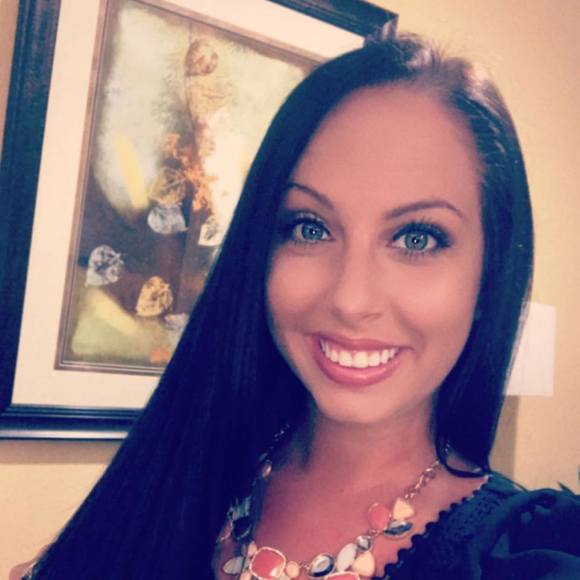 Profile Picture of Bethany Costantino (@bethcosta527) on Poshmark