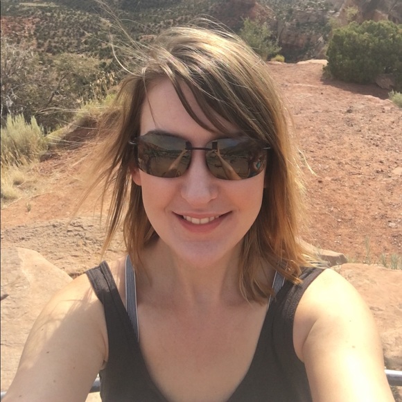 Profile Picture of Annealyce Edinger (@aedinger91) on Poshmark