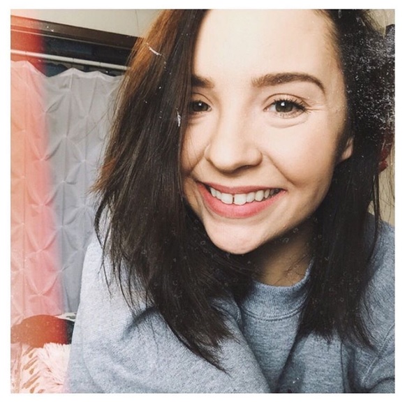 Profile Picture of Danielle Gleeson (@danigleeson) on Poshmark
