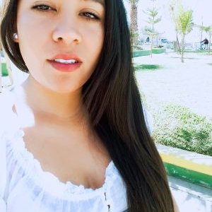 Profile Picture of Lea Salinas (@_Escarlet) on Twitter