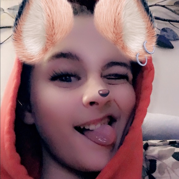 Profile Picture of Zoey Leach (@zoey_lol) on Poshmark