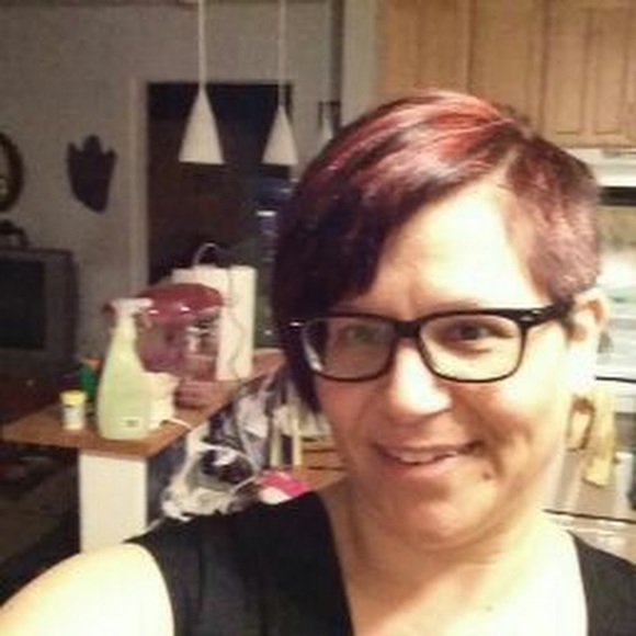 Profile Picture of Stephanie Presta (@steffinrazor) on Poshmark