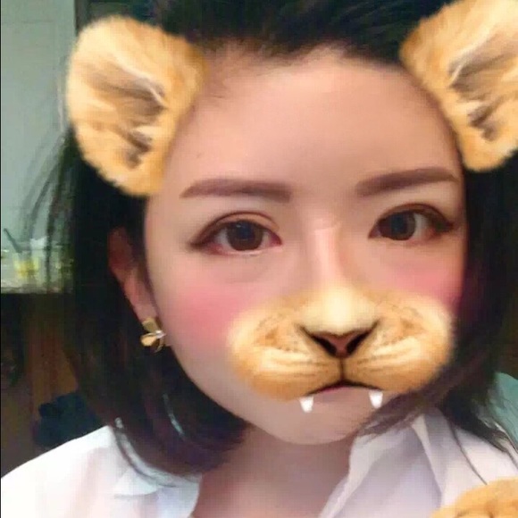 Profile Picture of Guo Yu (@christineyuuuu) on Poshmark