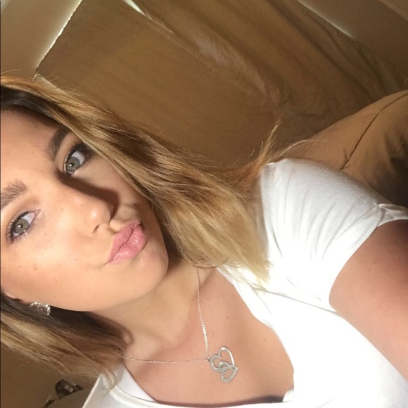 Profile Picture of Haley Harman (@haleyalexis00) on Poshmark