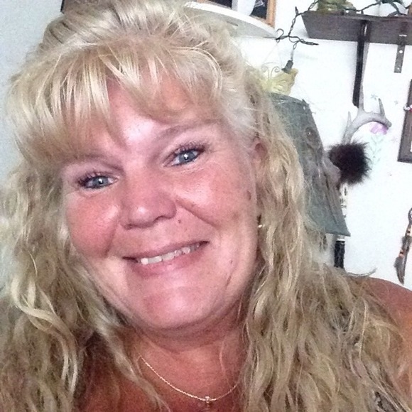 Profile Picture of Cindy Holcomb (@cindyloo182) on Poshmark