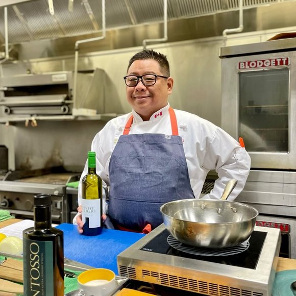 Profile Picture of Alex Tung (@phalexion) on Poshmark