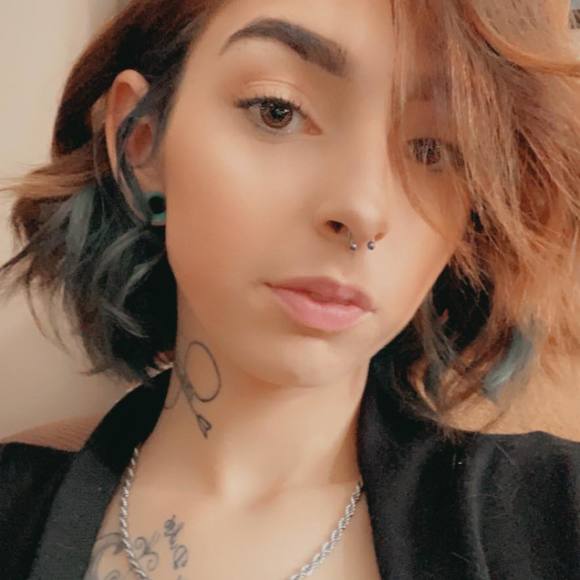 Profile Picture of Ashley Crissinger (@ashleysparks880) on Poshmark