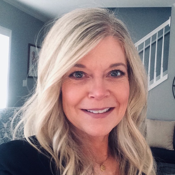 Profile Picture of Lisa Simmons (@lili_1215) on Poshmark