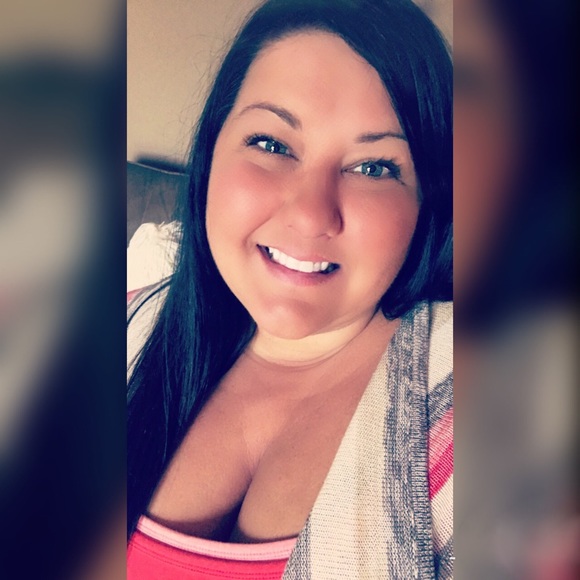Profile Picture of Stacie Roberts (@chillyrae27) on Poshmark