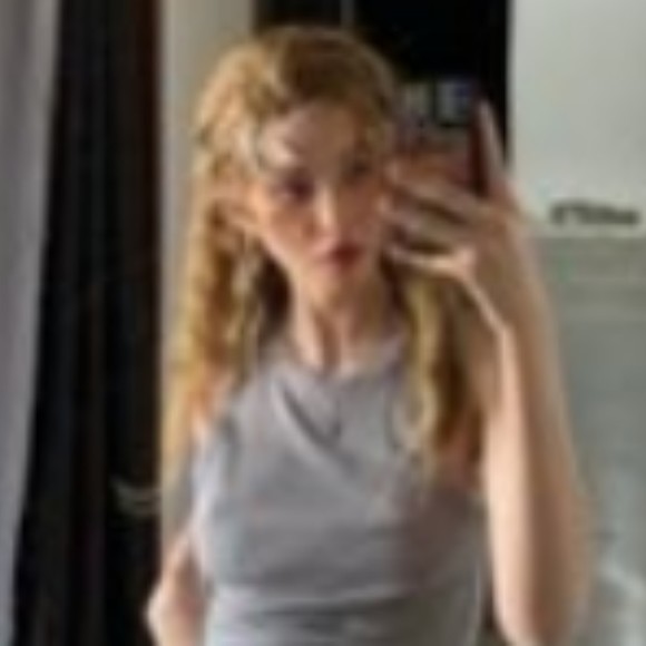 Profile Picture of Vicky James (@vicky6fw439) on Poshmark