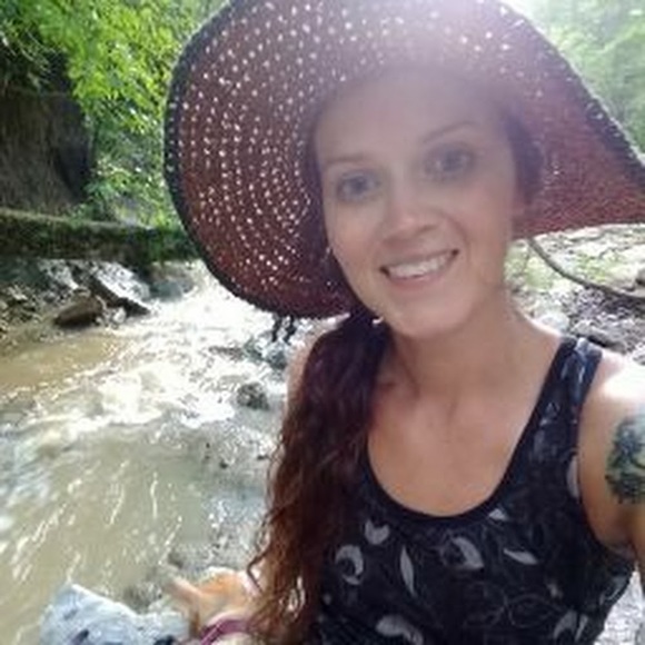 Profile Picture of Abby Schymanski (@abbyschy) on Poshmark