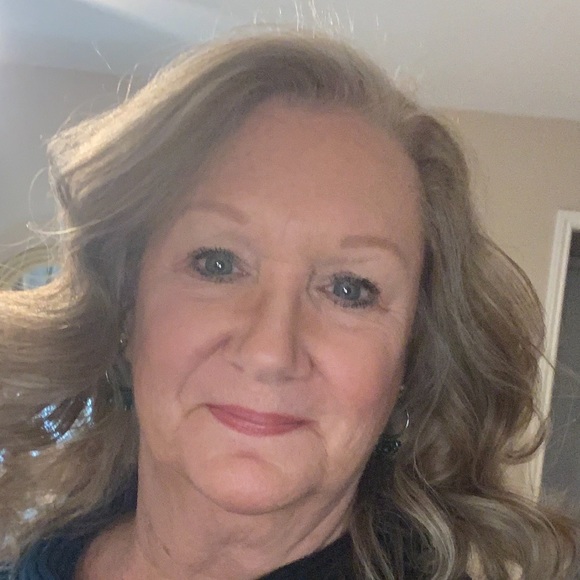 Profile Picture of Diane Andrews (@dianeand1) on Poshmark