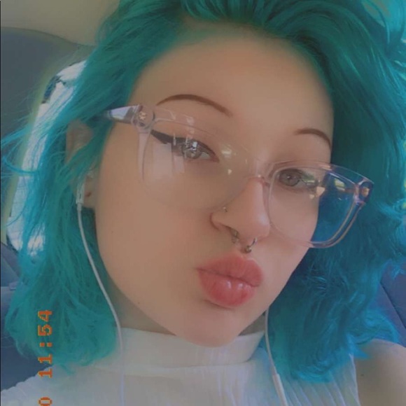 Profile Picture of Kendle Devlin (@_ewkendle__) on Poshmark