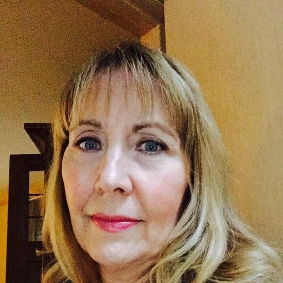 Profile Picture of April Bradshaw (@aabshaw) on Poshmark