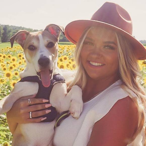 Profile Picture of Hannah Hardaway (@hannahhardaway) on Poshmark