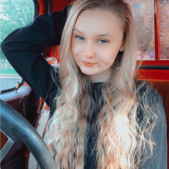 Profile Picture of Anna Oehrlein (@frenchfriessxd) on Poshmark