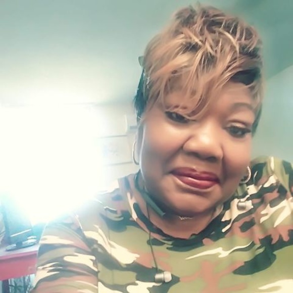 Profile Picture of Linda Roberson (@cambellangus) on Poshmark