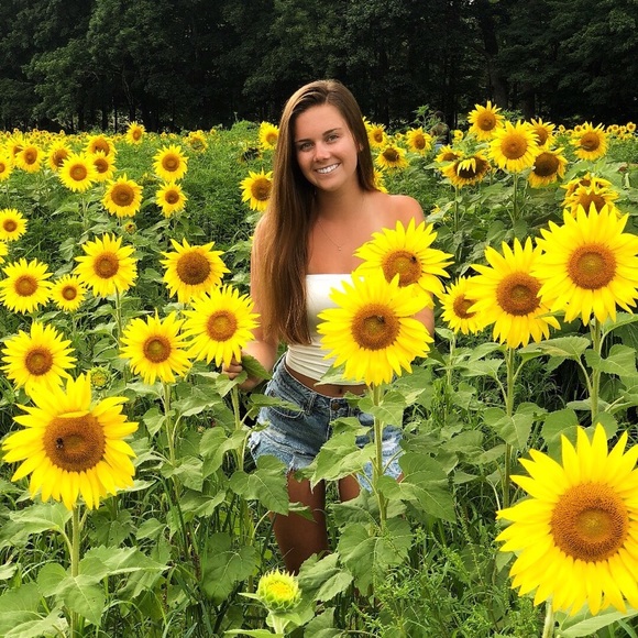 Profile Picture of Victoria Schultes (@vschultes) on Poshmark