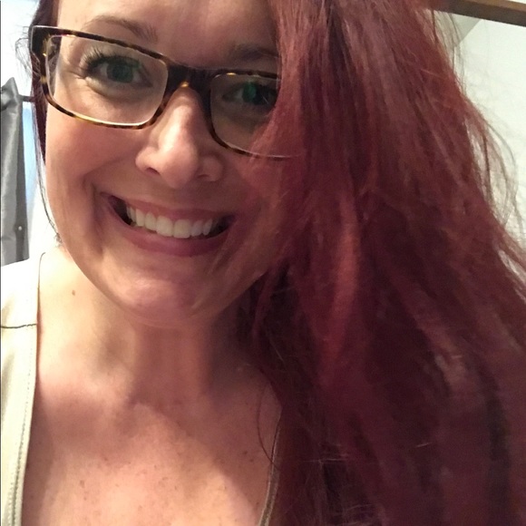 Profile Picture of Kelly Behen (@ke11ybee) on Poshmark