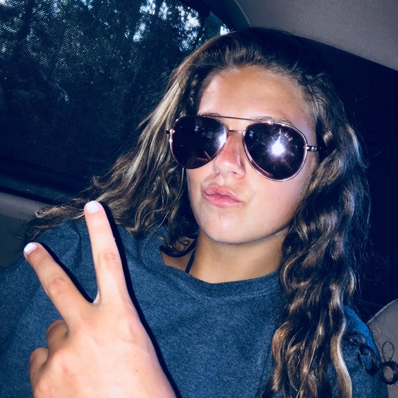 Profile Picture of Peyton Hurst (@peytonhurst4) on Poshmark