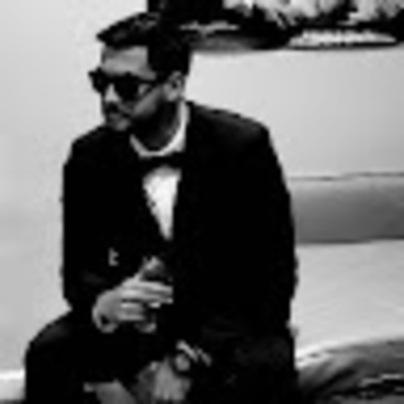 Profile Picture of Alex Alonso (@aalon024) on Poshmark