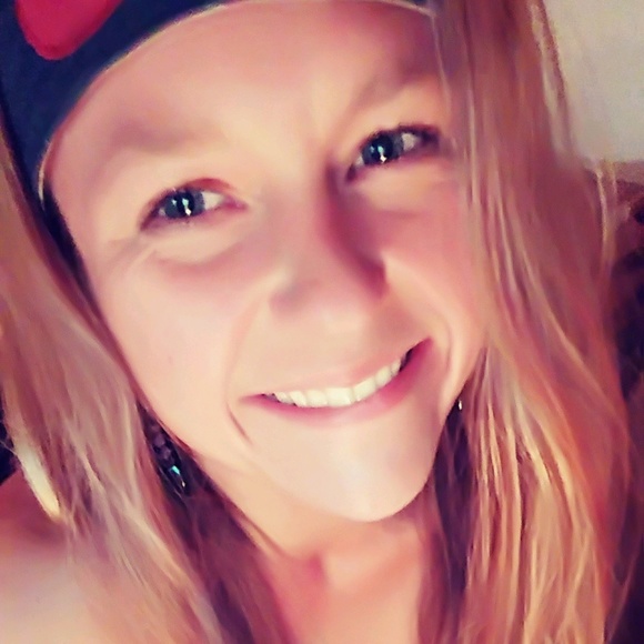 Profile Picture of Leanne Calvert (@phishy299) on Poshmark