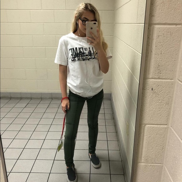 Profile Picture of Savannah Mullins (@savannahmullins) on Poshmark