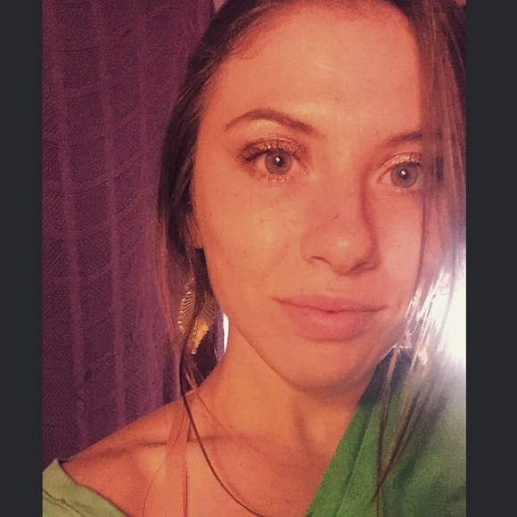 Profile Picture of Geena Cuthrell (@geenacuth) on Poshmark