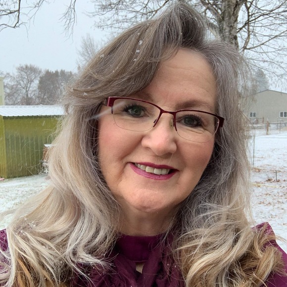 Profile Picture of Shari Oates (@sharis_wraps) on Poshmark