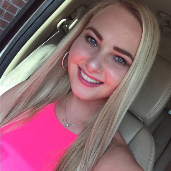 Profile Picture of Amber Keefe (@amber_keefe) on Poshmark
