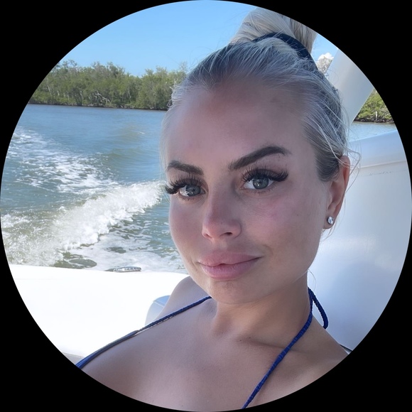 Alexis Broten - Poshmark Profile Picture of Alexis Broten (@abroten) on Poshmark