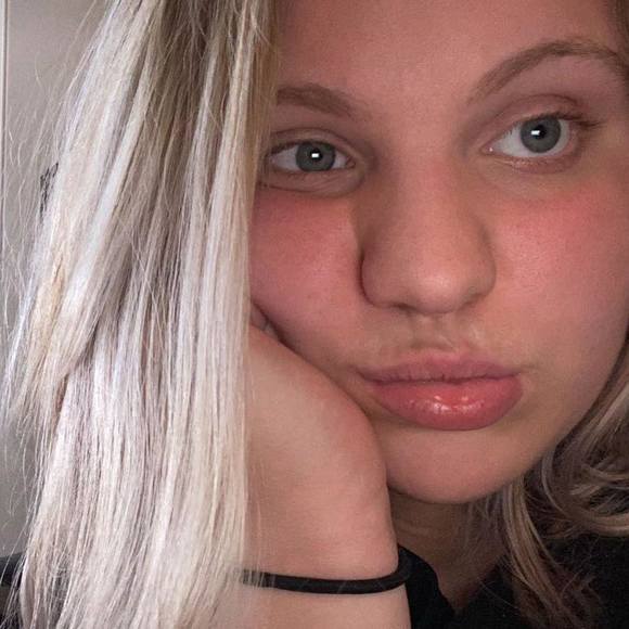 Profile Picture of Nissa Damgaard (@nissadamgaard) on Poshmark