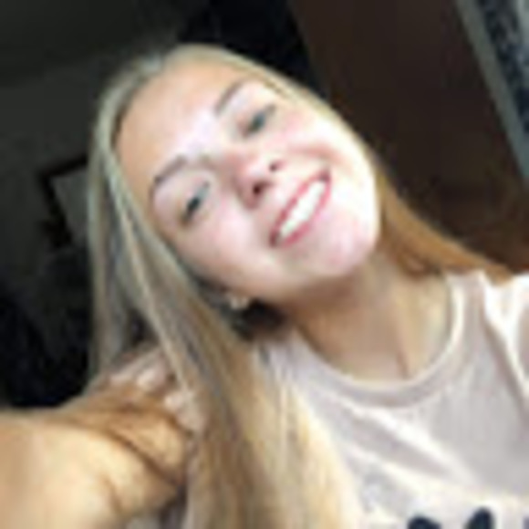 Profile Picture of Nikki Windt (@nikolettewindt) on Poshmark