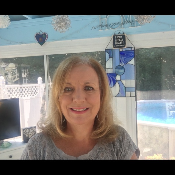 Profile Picture of Darrylle Olsen (@sullyolsen) on Poshmark