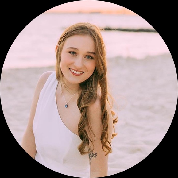 Profile Picture of Belle Keebler (@bellekeebler) on Poshmark