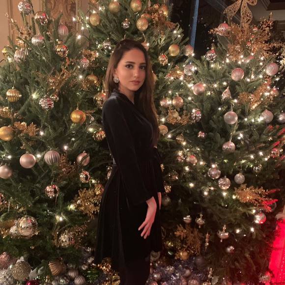 Profile Picture of Noosha Farin (@ngayratova) on Poshmark