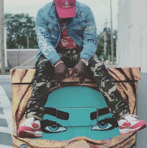 Profile Picture of Dee Horton (@dee_horton) on Poshmark