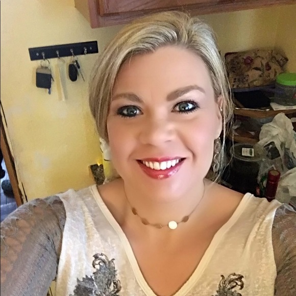 Profile Picture of Angelique Bergquist (@jewell4582) on Poshmark