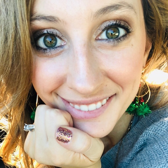 Profile Picture of Danielle Seay (@danielle_seay) on Poshmark