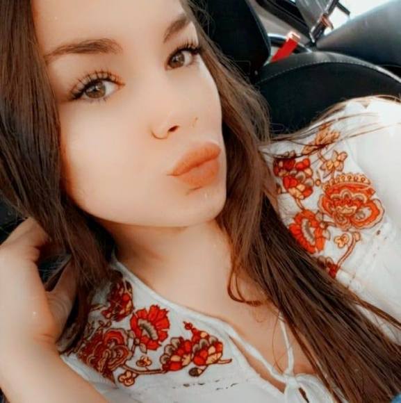 Profile Picture of Shari Zutterstorm (@sha_riii) on Poshmark