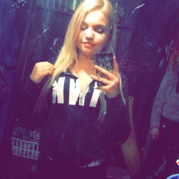 Profile Picture of Emily Holnaider (@emholnaider) on Poshmark
