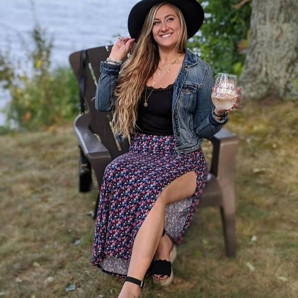 Alesha Seleski - Poshmark Profile Picture of Alesha Seleski (@aseleski) on Poshmark