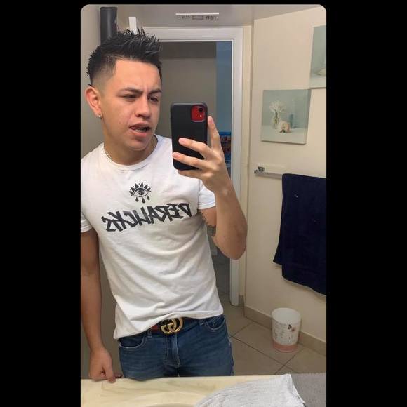 Profile Picture of Julian Parra (@julianparra447) on Poshmark